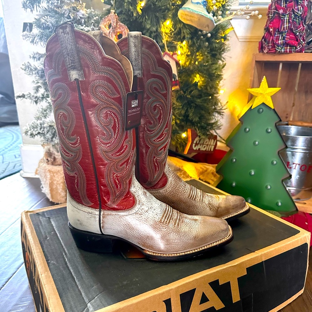 New Ariat Angelica women’s boots with tags and box.